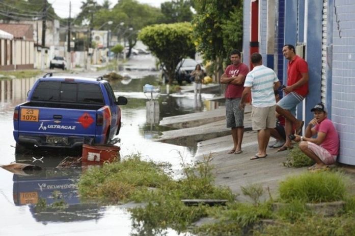 Fortes chuvas alagaram ruas em bairros da capital