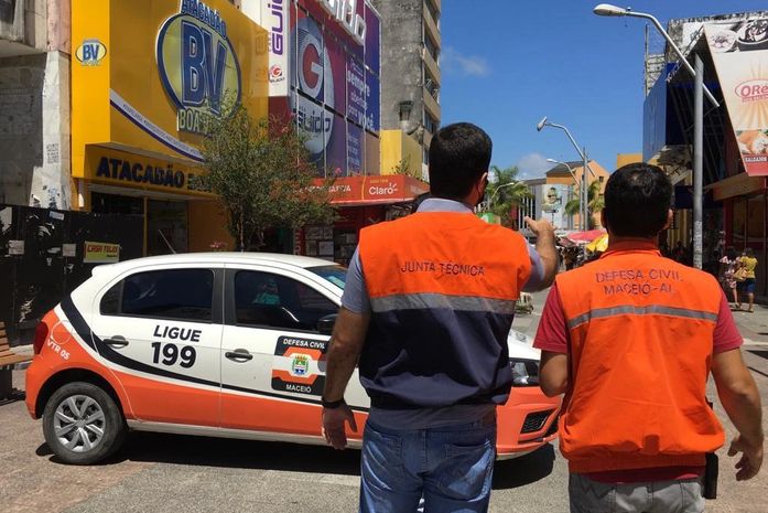 Em vistoria no Centro, Defesa Civil identifica 125 ocorrências e notifica donos de prédios