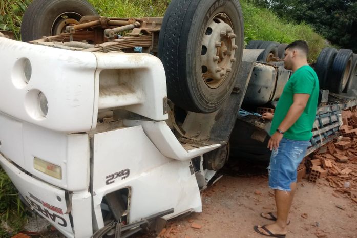 Caminhão tomba na BR 104, em União dos Palmares