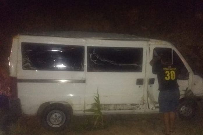 Van capota em acidente na AL 220, entre Arapiraca e Limoeiro