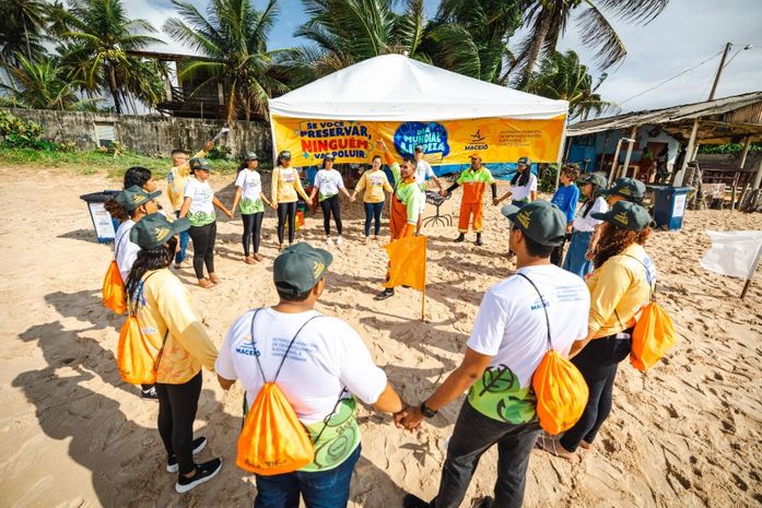 Prefeitura de Maceió promove mutirão de limpeza na orla da cidade