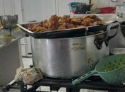 Charque estragado e queijo vencido: estabelecimento de quentinhas é interditado pela Vigilância Sanitária em Maceió