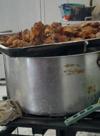 Charque estragado e queijo vencido: estabelecimento de quentinhas é interditado pela Vigilância Sanitária em Maceió