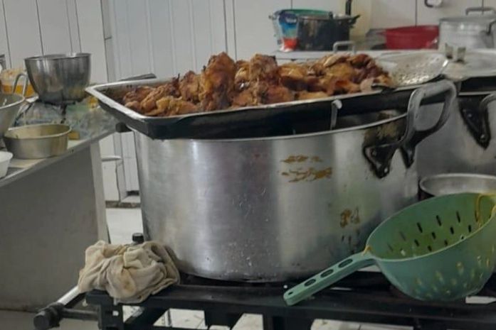 Charque estragado e queijo vencido: estabelecimento de quentinhas é interditado pela Vigilância Sanitária em Maceió