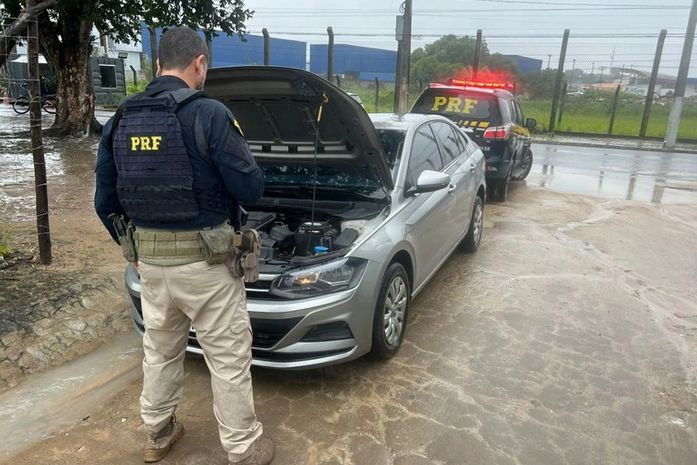 PRF prende mulher por adulteração de sinal identificador de veículo automotor em Maceió
