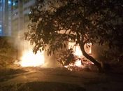 Incêndio de grandes proporções atinge galpão em residência no Jacintinho; veja imagens