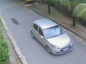 Imagem de câmera de segurança mostra veículo alugado para furtar objetos