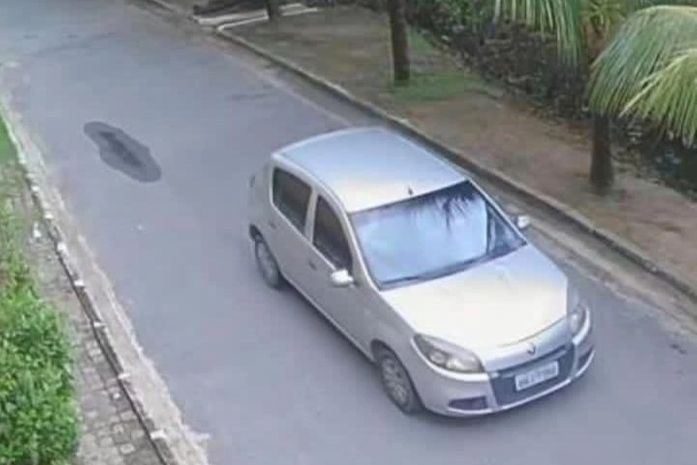 Imagem de câmera de segurança mostra veículo alugado para furtar objetos