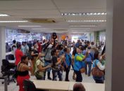 Após uso de explosivos durante protesto, secretarias municipais suspendem atendimento ao público 