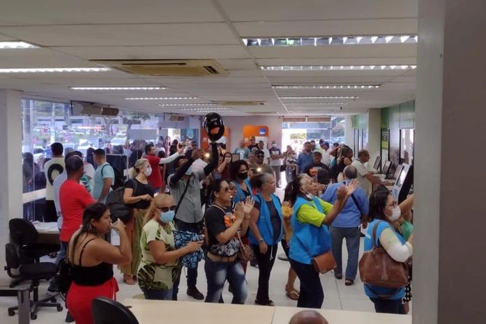 Após uso de explosivos durante protesto, secretarias municipais suspendem atendimento ao público 