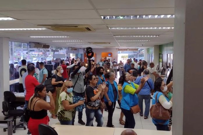 Após uso de explosivos durante protesto, secretarias municipais suspendem atendimento ao público