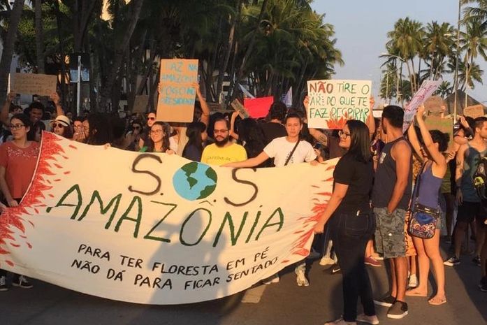 Em defesa da Amazônia, manifestantes ocupam orla de Maceió e criticam políticas ambientais