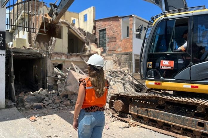 Risco de colapso: imóvel de dois pavimentos é demolido na Levada
