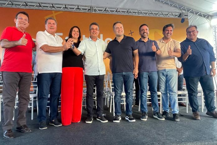 Prefeito de Branquinha recebe novos veículos e recursos do Governo do Estado
