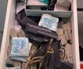 Dinheiro, arma e joias apreendidas na Operação Estágio IV