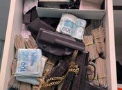 Dinheiro, arma e joias apreendidas na Operação Estágio IV