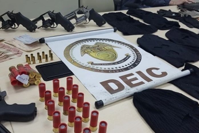 Na operação foram apreendidos explosivos, rifles, fuzil, espingardas, revólveres, coletes à prova de bala, luvas, grampos, munições e veículos