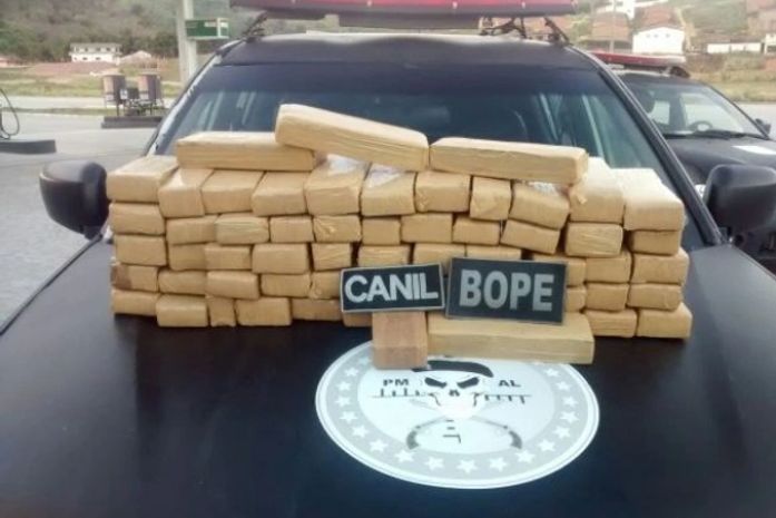 Droga veio do estado de Pernambuco no interior de dois veículos Fiat/Strada