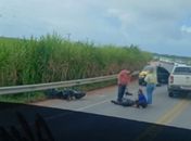 Acidente entre carro e moto deixa trânsito lento na BR-424, em Marechal Deodoro