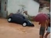 Correnteza arrasta carro e ocupantes são socorridos por moradores em Bebedouro 