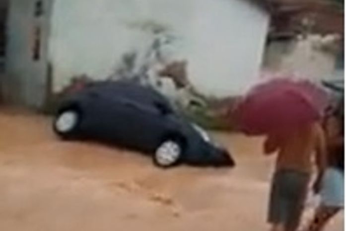Correnteza arrasta carro e ocupantes são socorridos por moradores em Bebedouro
