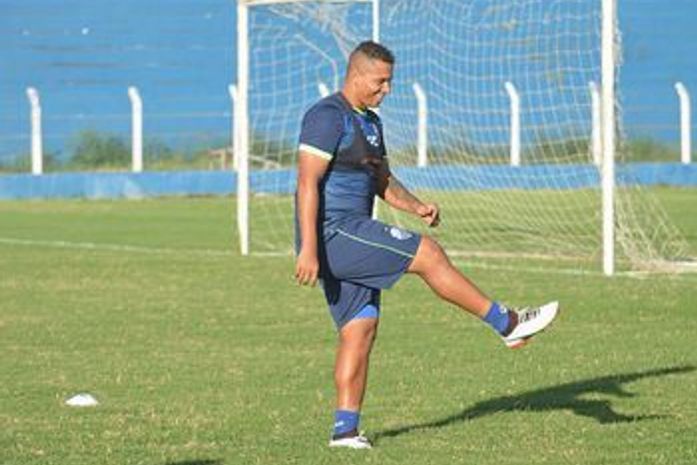 Atacante Walter em treino no Mutange