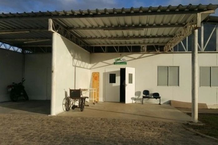 Mulher esfaqueia comerciante nas costas