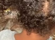 Segundo a mãe, menina está amedrontada e não quer revelar nome de quem cortou seu cabelo.