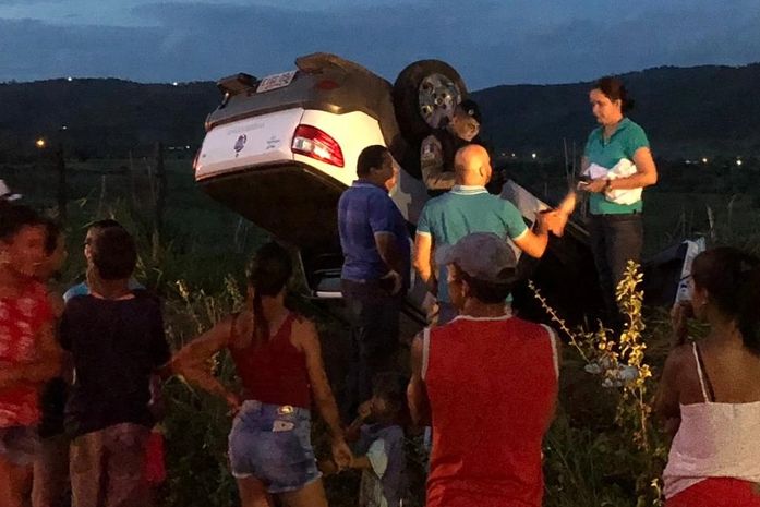Motorista perdeu o controle da direção ao desviar de cachorro.