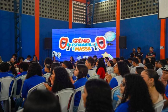Estudantes da rede municipal tomam posse em grêmios, fortalecendo participação na vida escolar