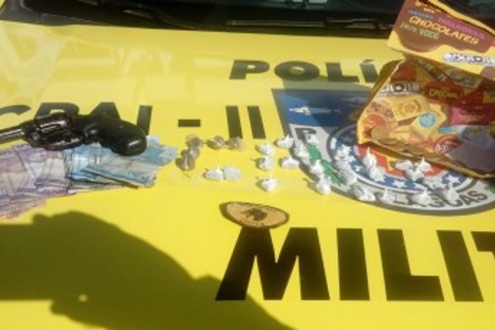 Trio acusado de tráfico e posse ilegal é preso ao tentar invadir casa abandonada e fugir pelo telhado