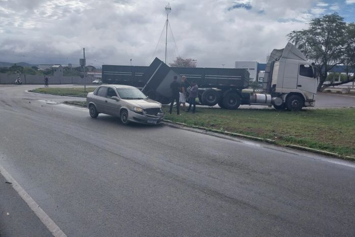 Carro e caminhão colidem em posto rodoviário, no Agreste de AL