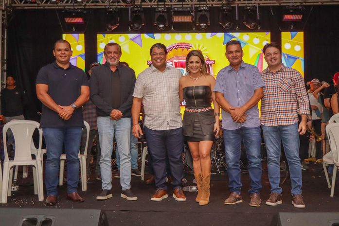 Prefeita Angela Vanessa participa da abertura do São João em São José da Laje ao lado de vereadores e secretários