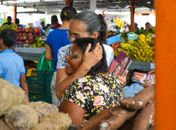 Heloísa, no corpo a corpo da campanha em feiras livres