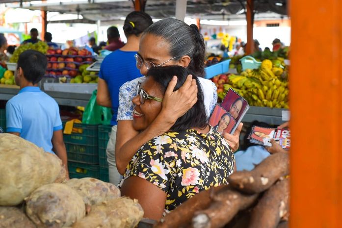 Heloísa, no corpo a corpo da campanha em feiras livres
