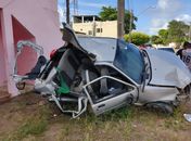 Veículo invadiu a contra mão, saiu da pista, atropelou pedestre, capotou e colidiu com muro e poste.