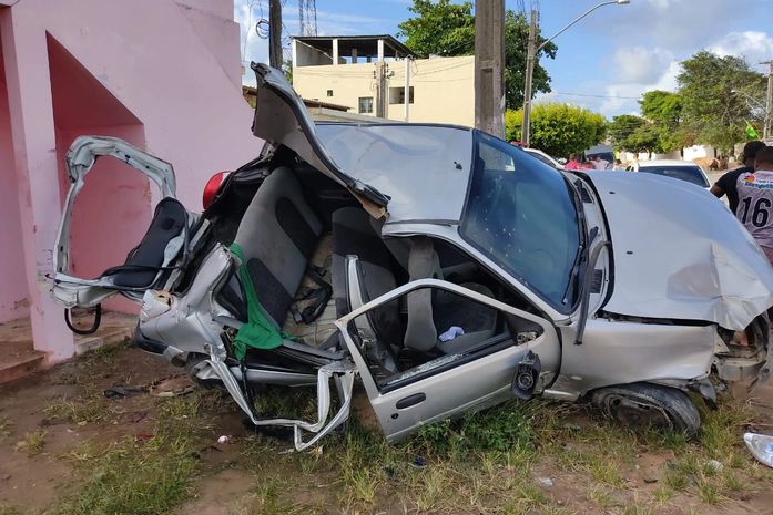 Veículo invadiu a contra mão, saiu da pista, atropelou pedestre, capotou e colidiu com muro e poste.