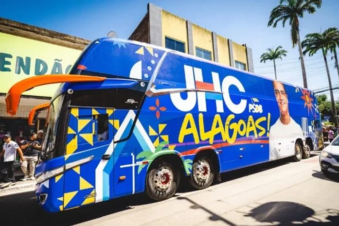 TRE-AL manda retirar postagem e proíbe circulação de ônibus com imagem de JHC