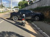Carro colide com base do muro, em Maceió 