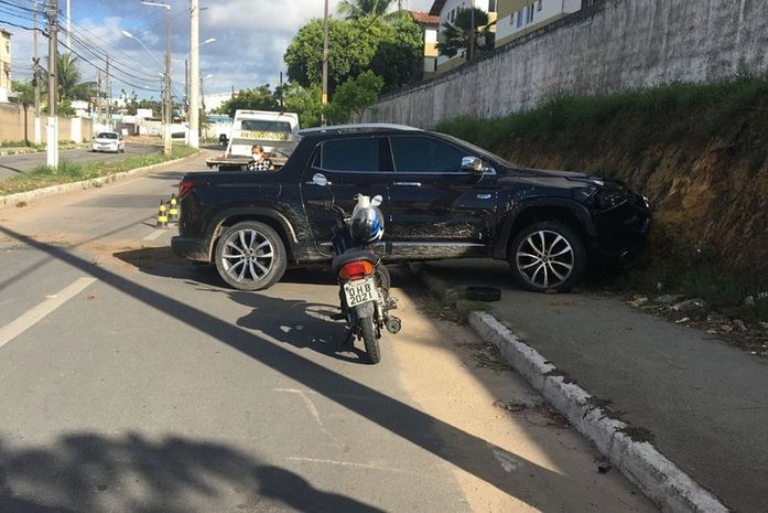 Carro colide com base do muro, em Maceió
