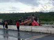 Carreta que transportava carga de refrigerantes tomba e motorista morre na BR-101