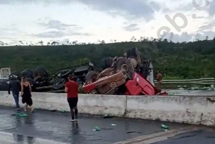 Carreta que transportava carga de refrigerantes tomba e motorista morre na BR-101