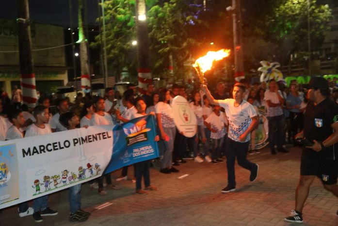 Desfile pelas ruas da cidade marca abertura dos Jogos Escolares Municipais