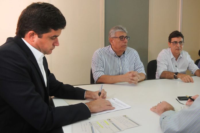 Prefeito Rui Palmeira assina contrato para construção de mil novas unidades habitacionais.