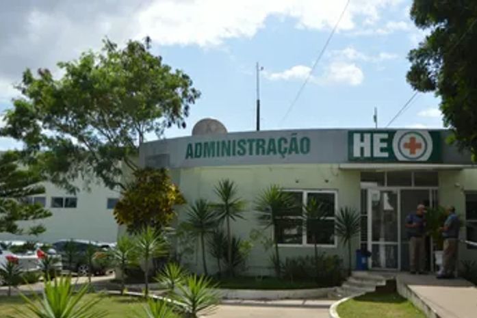 Polícia investiga caso de menino de 11 anos baleado ao subir em árvore para pegar manga