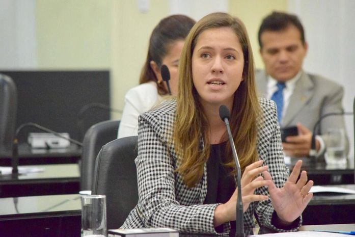 Parlamentar defende reforma que reduza impostos e não apenas simplifique sistema tributário.