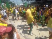 Vários manifestantes organizaram um ato na porta do prédio, na Ponta Verde,  do presidente do Senado Federal