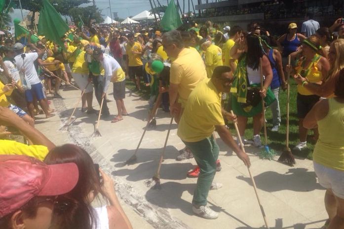 Vários manifestantes organizaram um ato na porta do prédio, na Ponta Verde, do presidente do Senado Federal