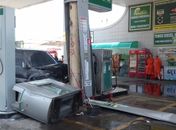 veículo invadiu Posto de Combustíveis