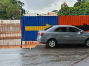 Cratera se abre e engole carros em Brasília após chuva